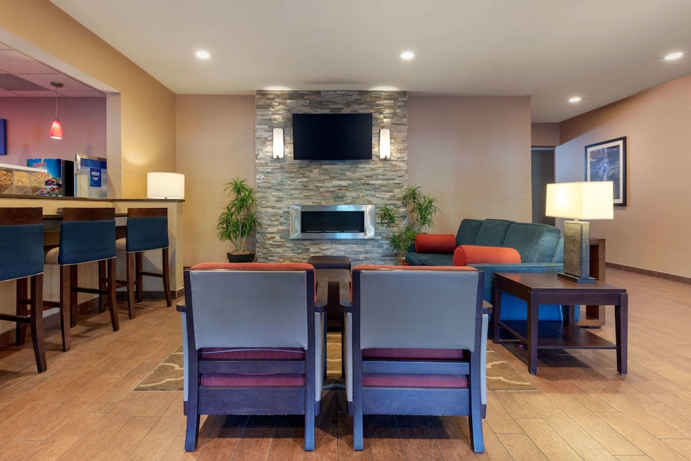 Comfort Inn & Suites Fayetteville-University Area 26/35