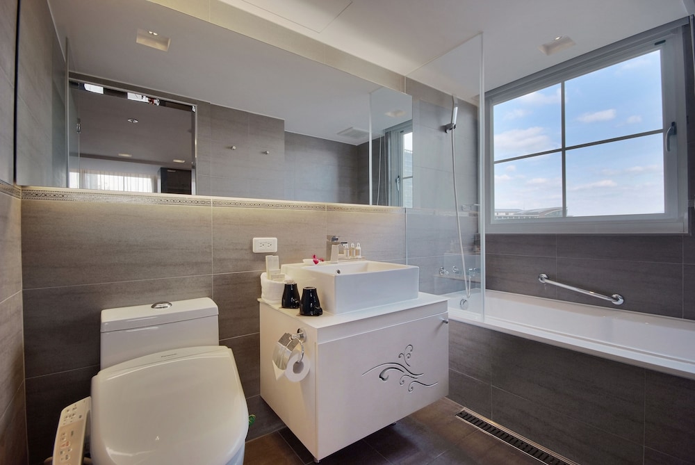 Forward Hotel Nangang 68/70