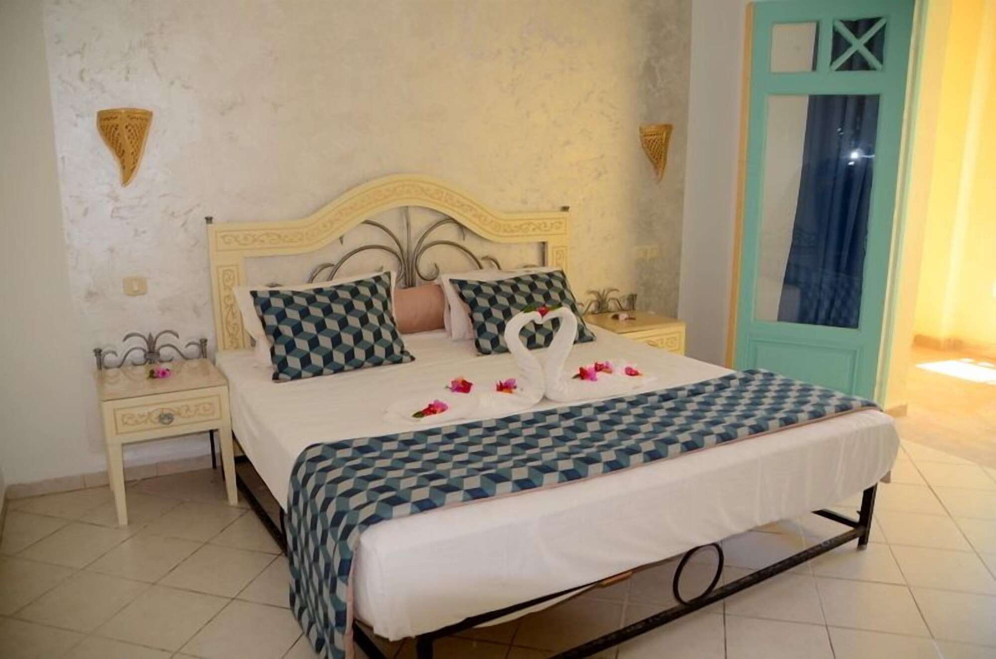 ROOM, SINGLE