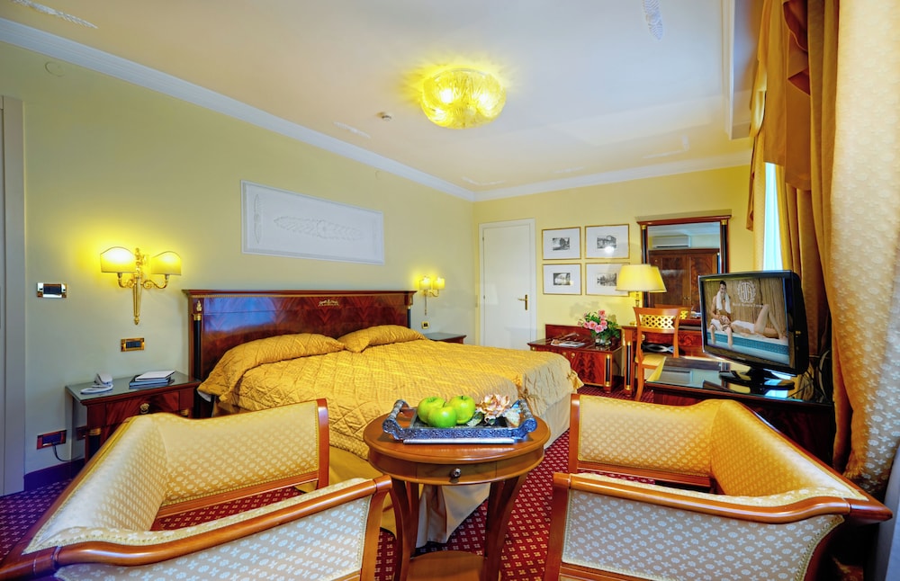 JUNIOR, DOUBLE BED, POOL VIEW, TERRACE