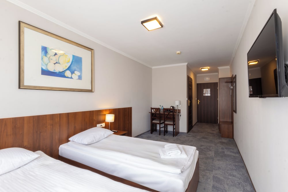 Hit Hotel 14/73