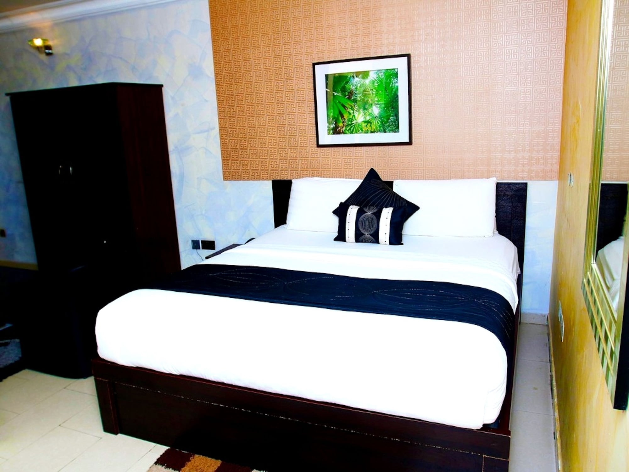 ROYAL, SUITE