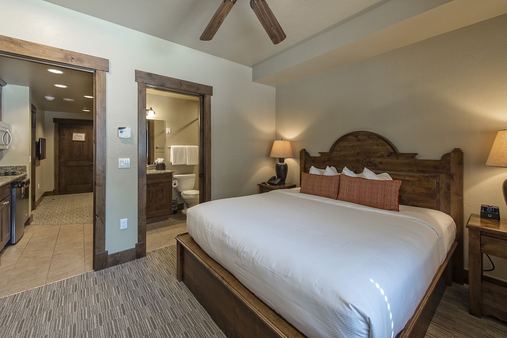 Grand, Peak, Lodge, Suite, King Bed, Sofa