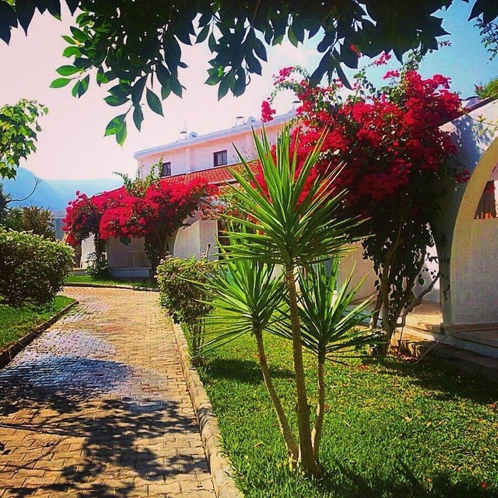 BARE HILL HOLIDAY VILLAGE 39/44