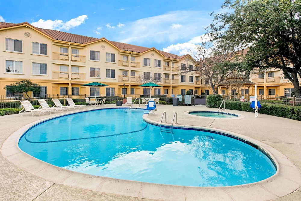 La Quinta Inn & Suites by Wyndham Dallas DFW Airport North 3/55