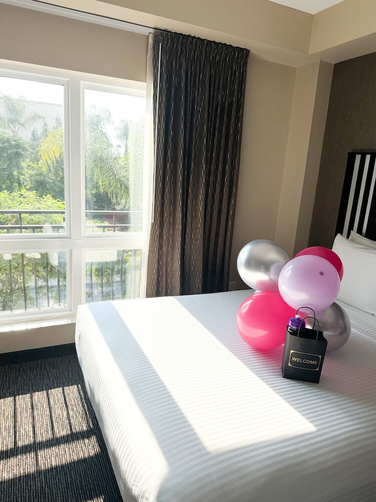 LUXURY, 2 QUEEN BEDS