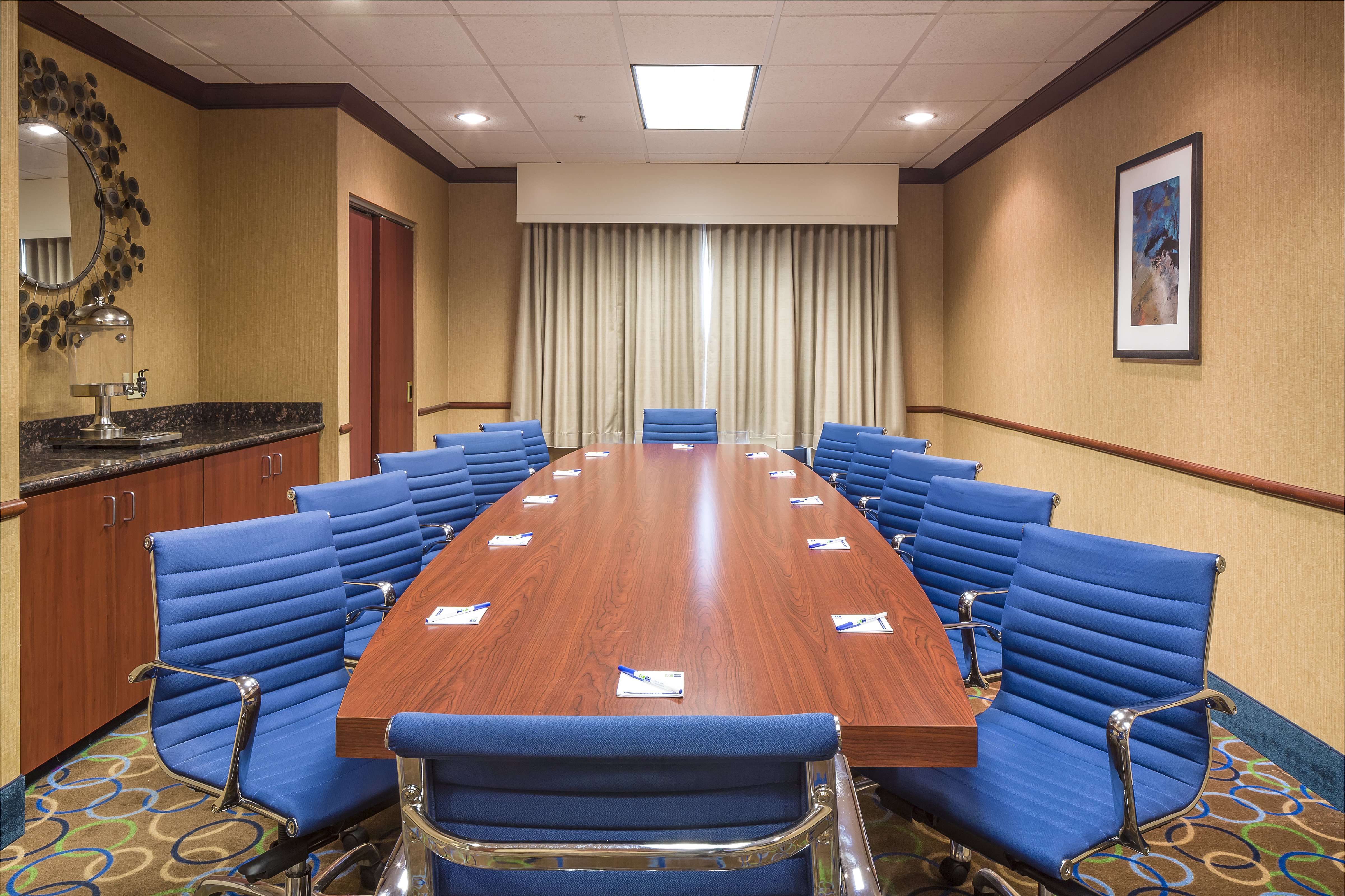 Holiday Inn Express Hotel And Suites Manchester Airport 66/72