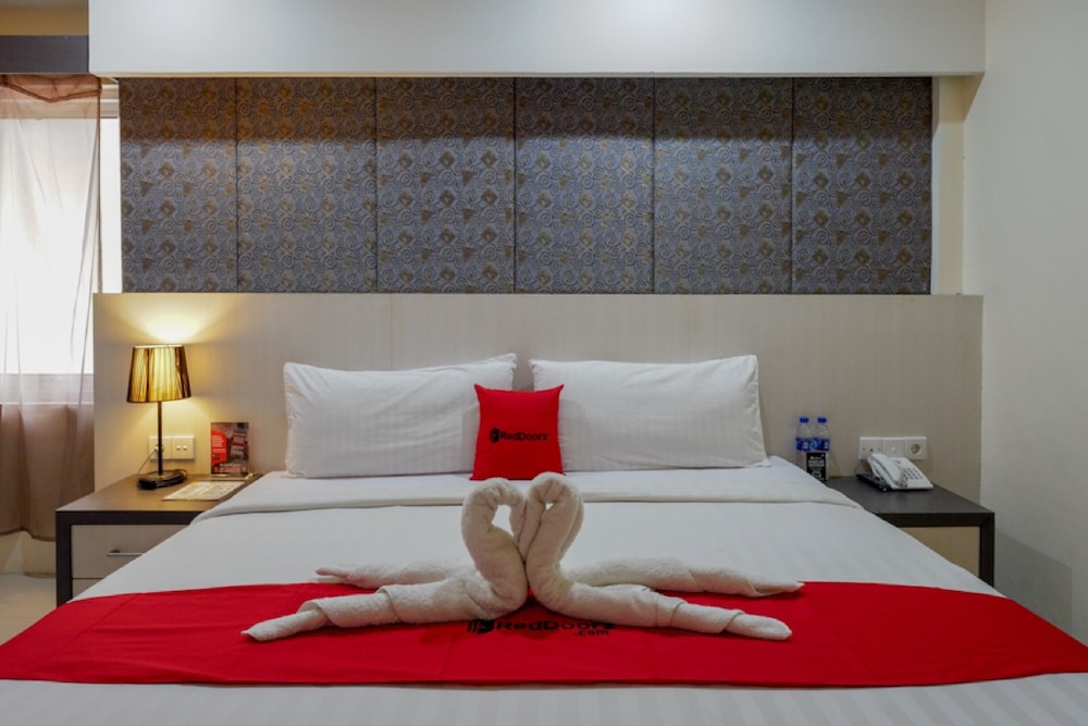 RedDoorz Plus near Hotel Benua Kendari 17/23
