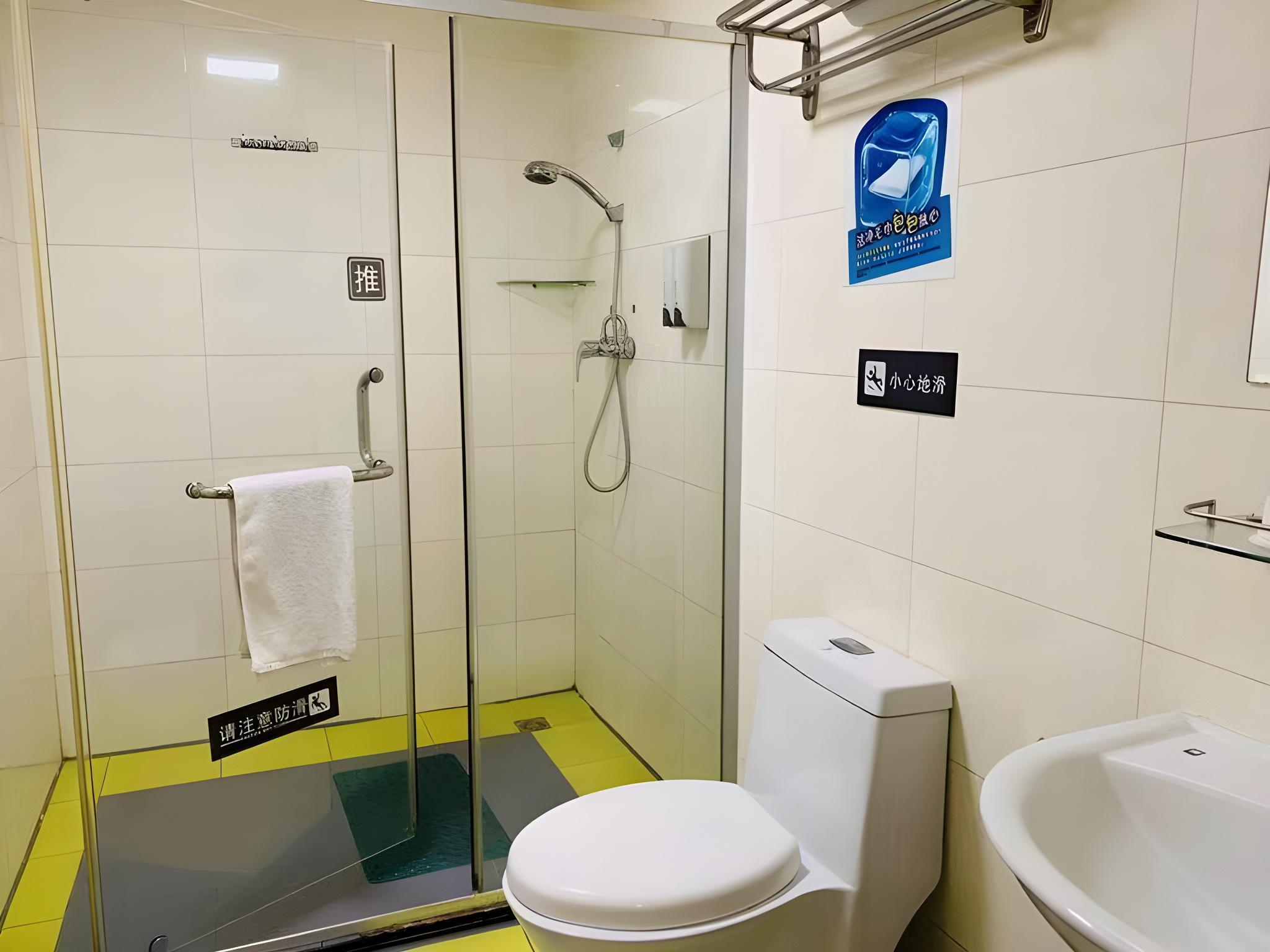 7 Days Inn (Beijing Dinghui Temple Wuluju Metro Station) 43/50