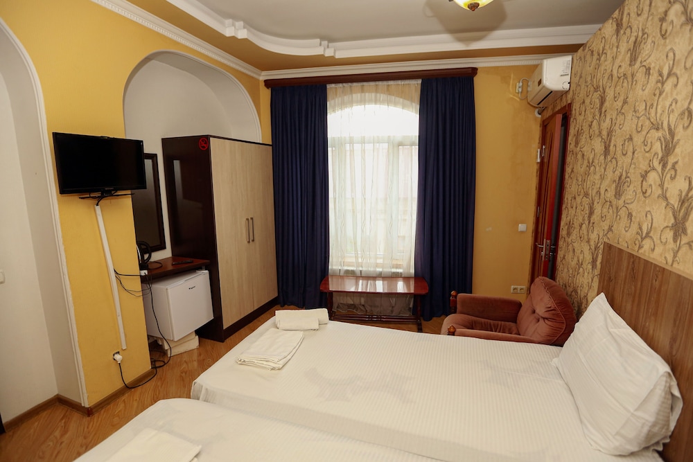 ISAKA HOTEL 25/74
