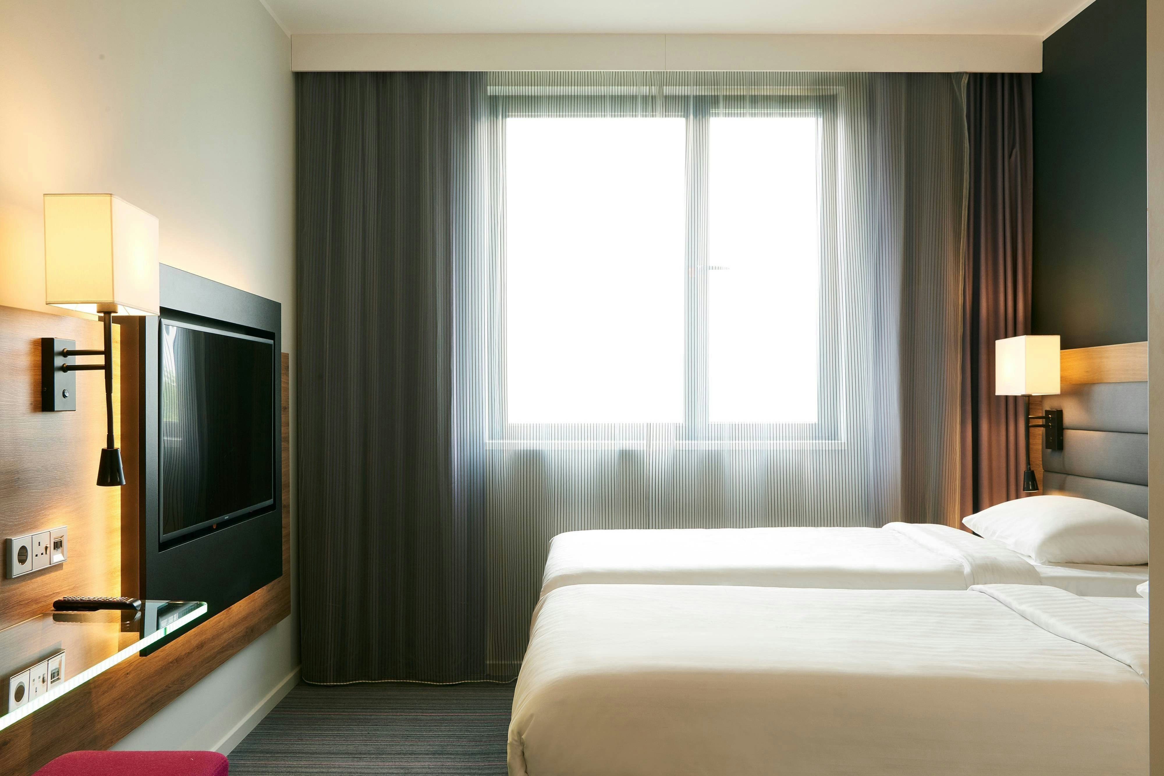 ROOM, TWIN BEDS