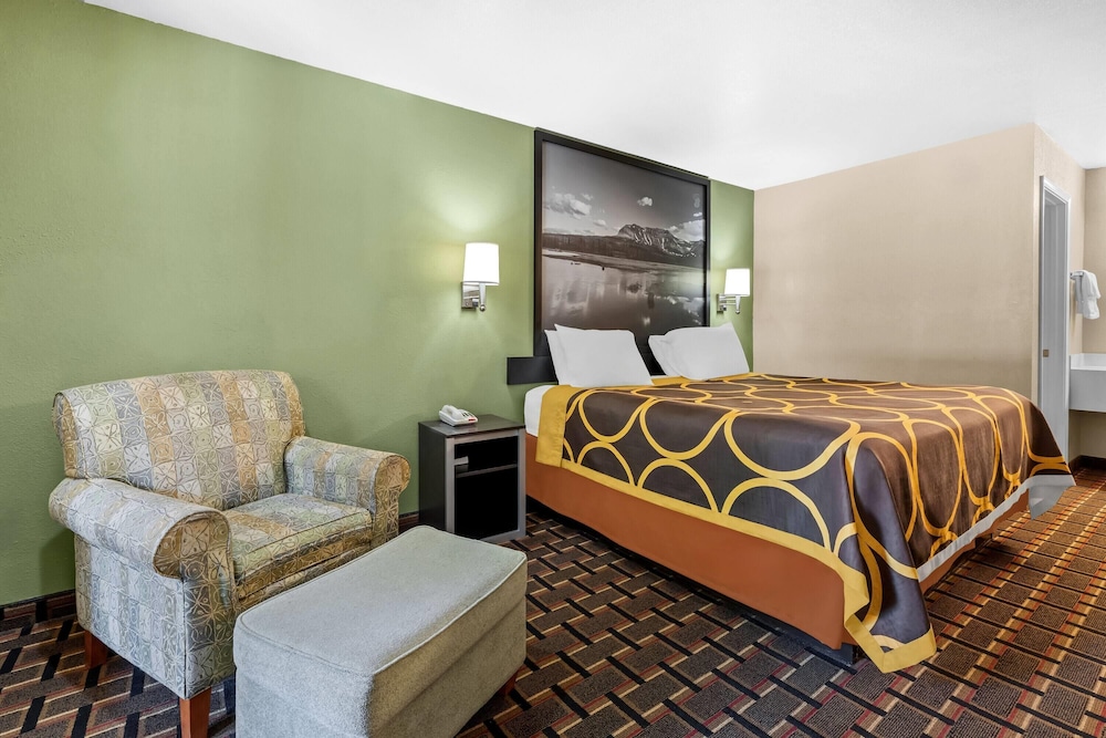 غرفة بسرير كينج للمدخنين، Super 8 by Wyndham Acworth/Atlanta Area GA 4/9