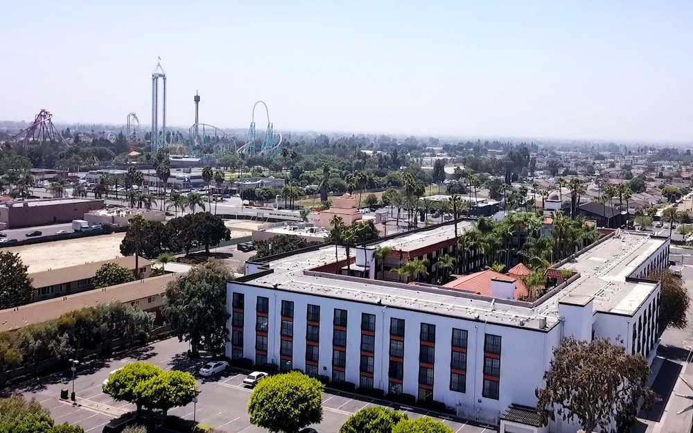 Buena Park Grand Hotel and Suites 11/75