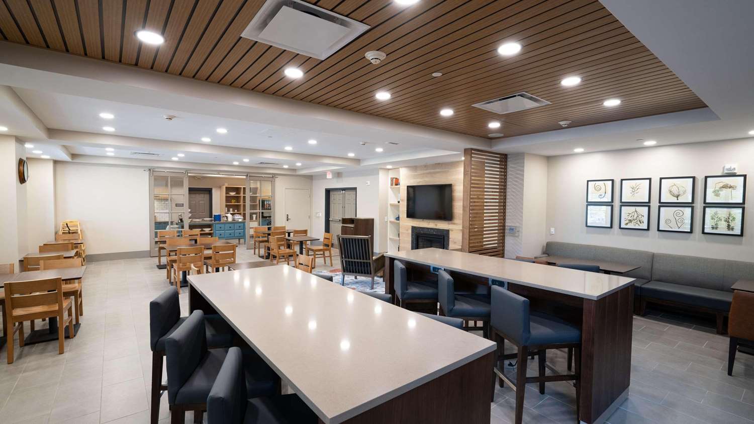 Country Inn and Suites by Radisson State College (Penn State Area), PA 22/28