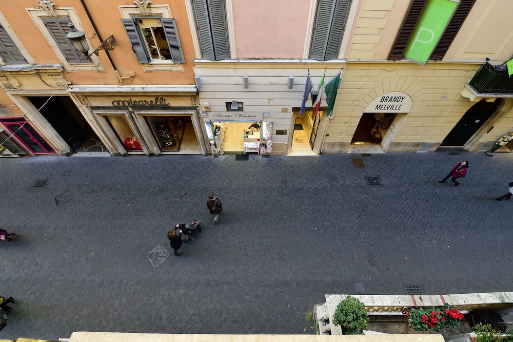 Gravina Suite Frattina 48/53