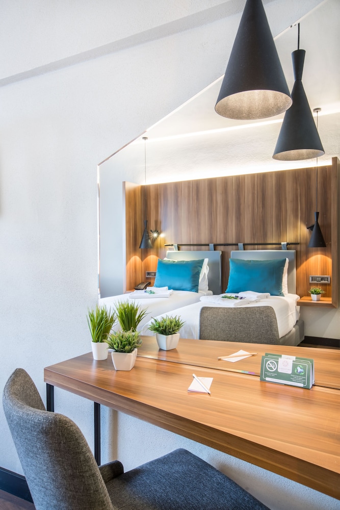 Signature Hotels & Spa 35/50