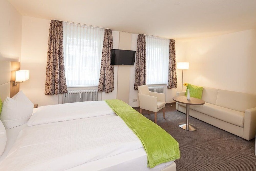 ROOM, TWIN BEDS