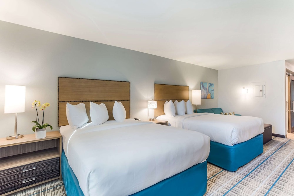 Suite, 2 Queen Beds, Sofa, Accessible