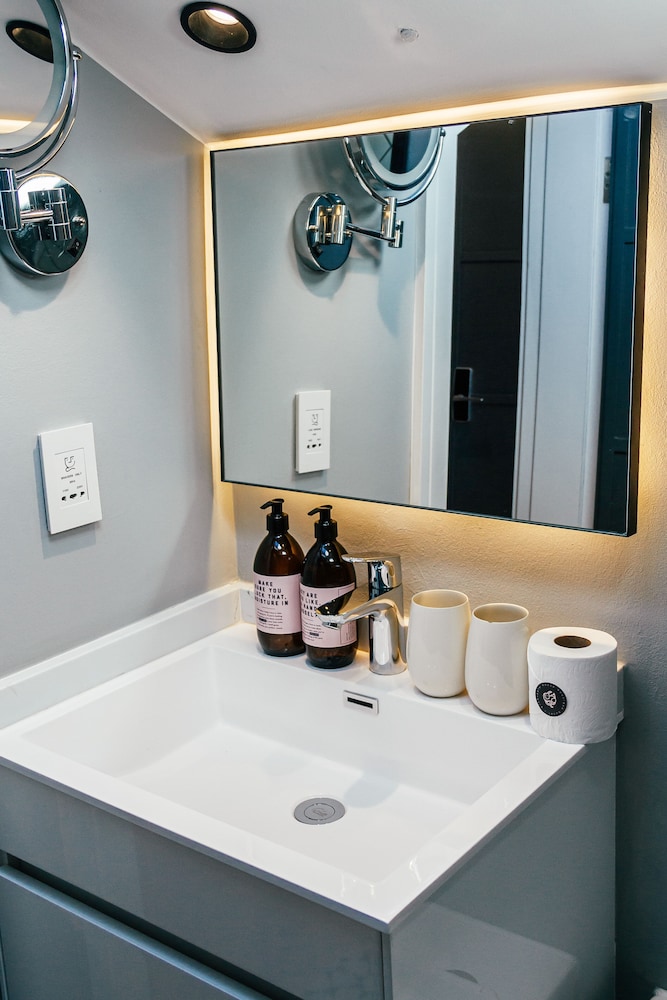 Pineapple House Boutique Hotel 48/50