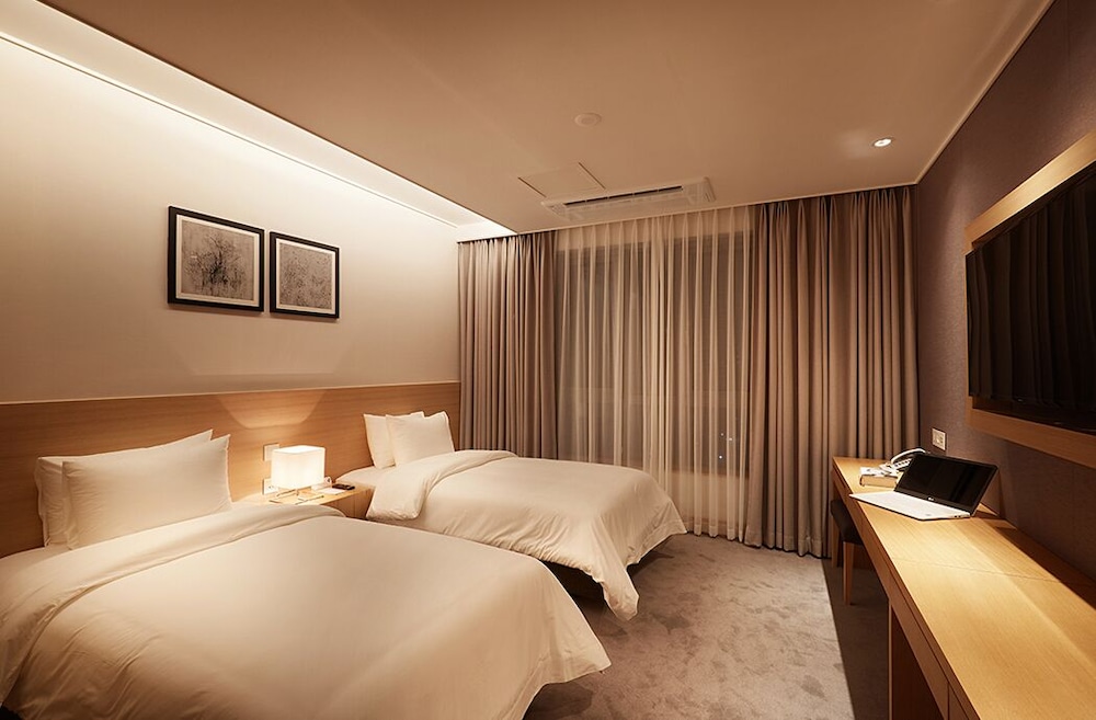 Standard, Twin Beds