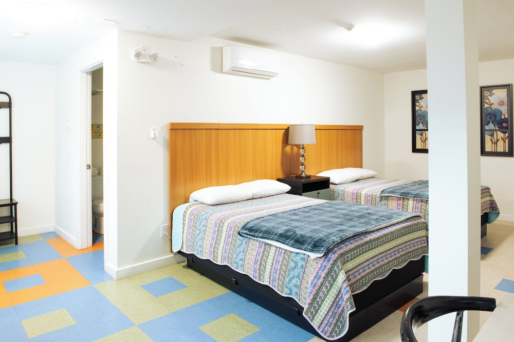 BASIC, 2 DOUBLE BEDS