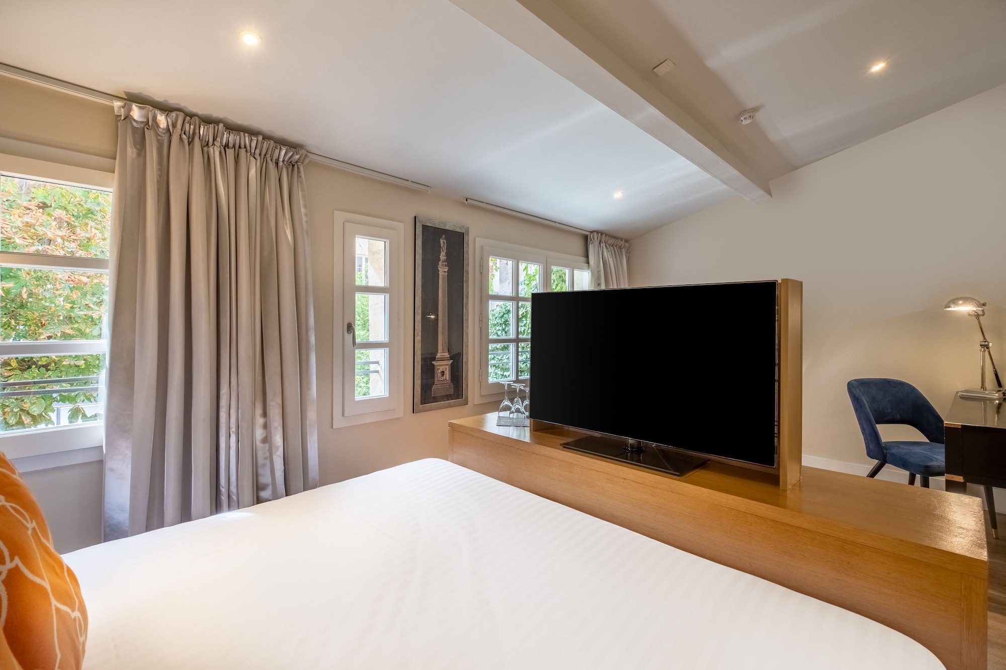 DELUXE, DOUBLE BED
