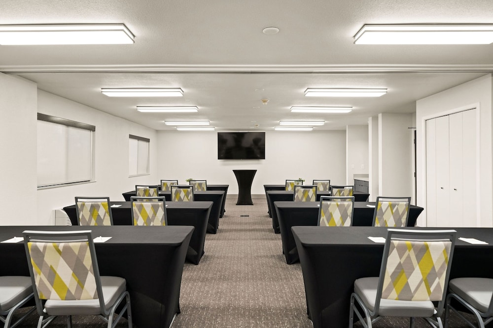 Oxford Suites Redding 58/64