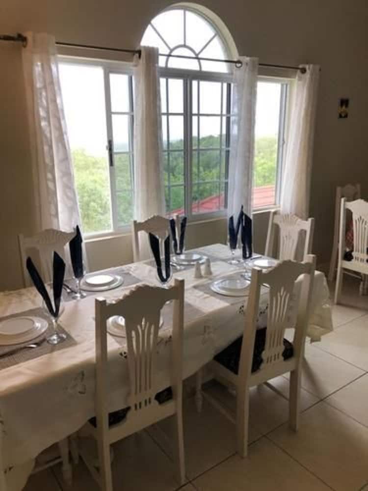 Retreat Guesthouse Luxury Suites 36/50