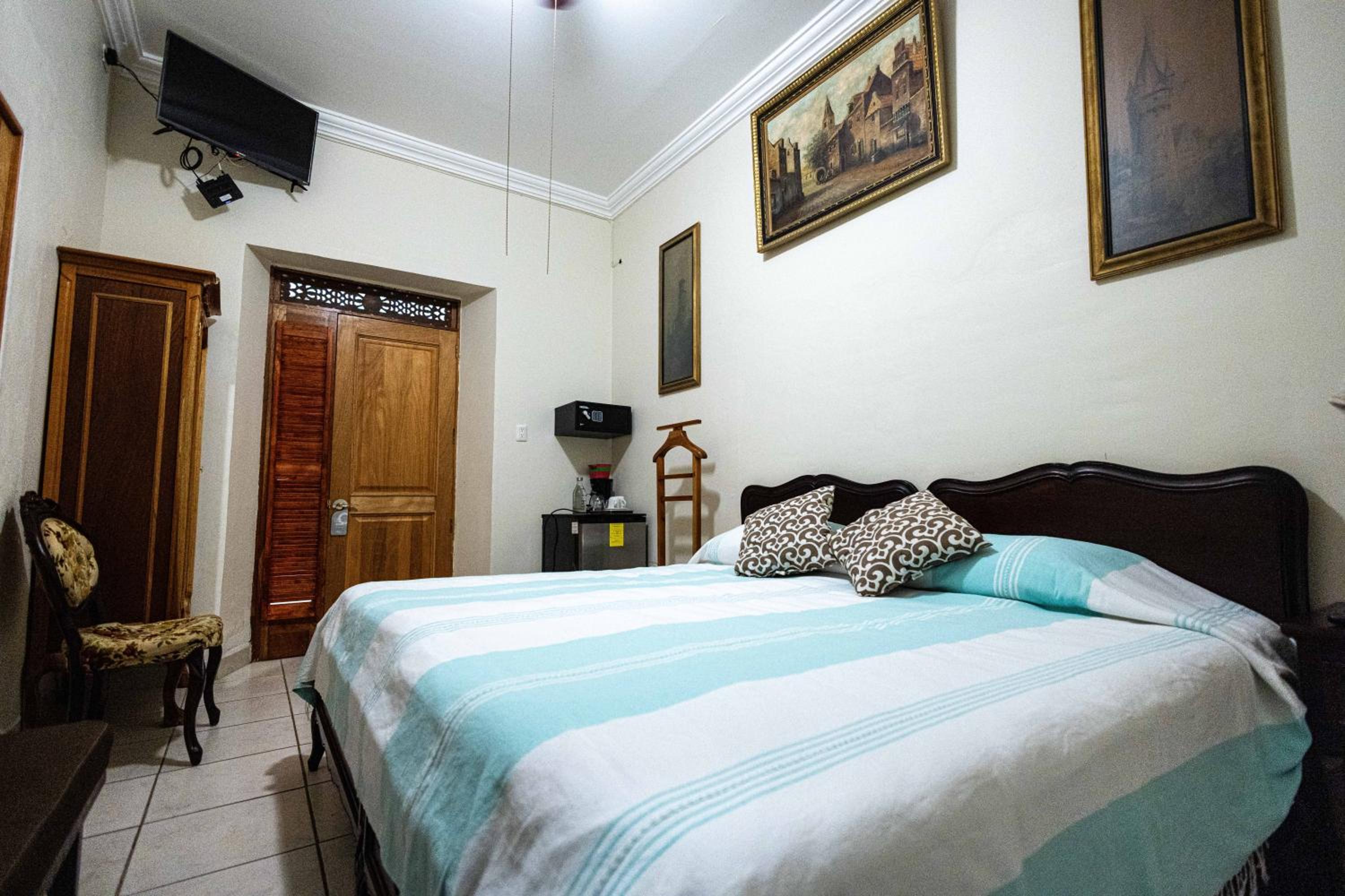 DELUXE, DOUBLE BED