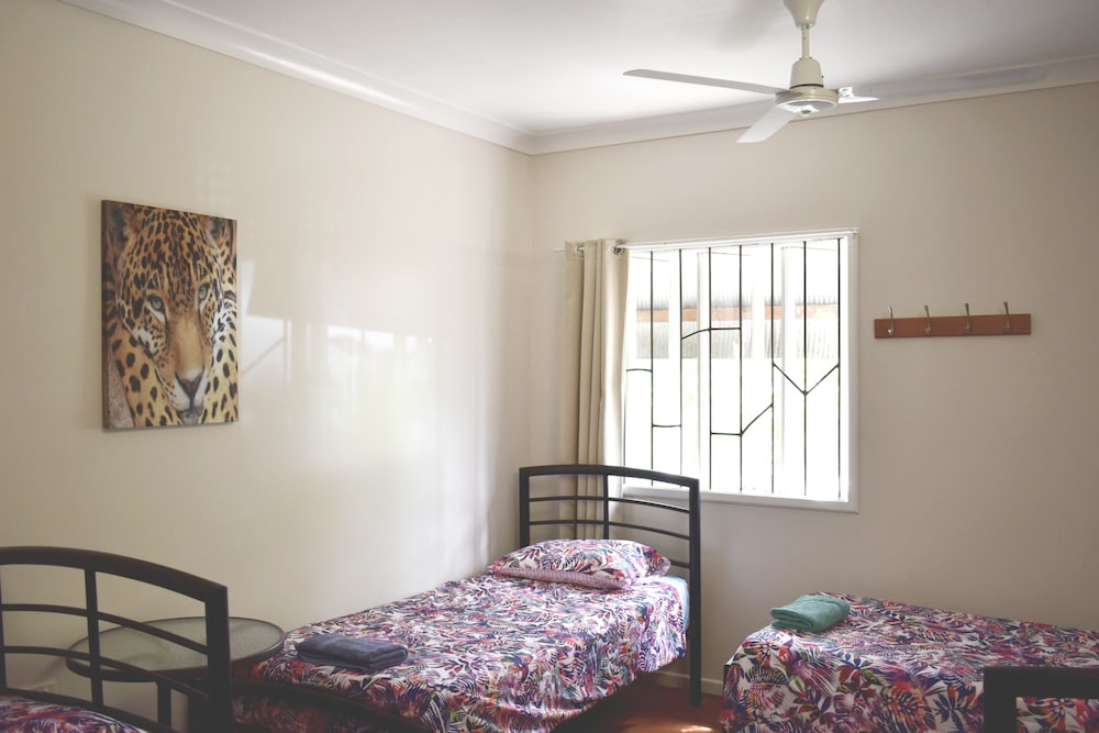 Paradise Travellers Rest 24/50