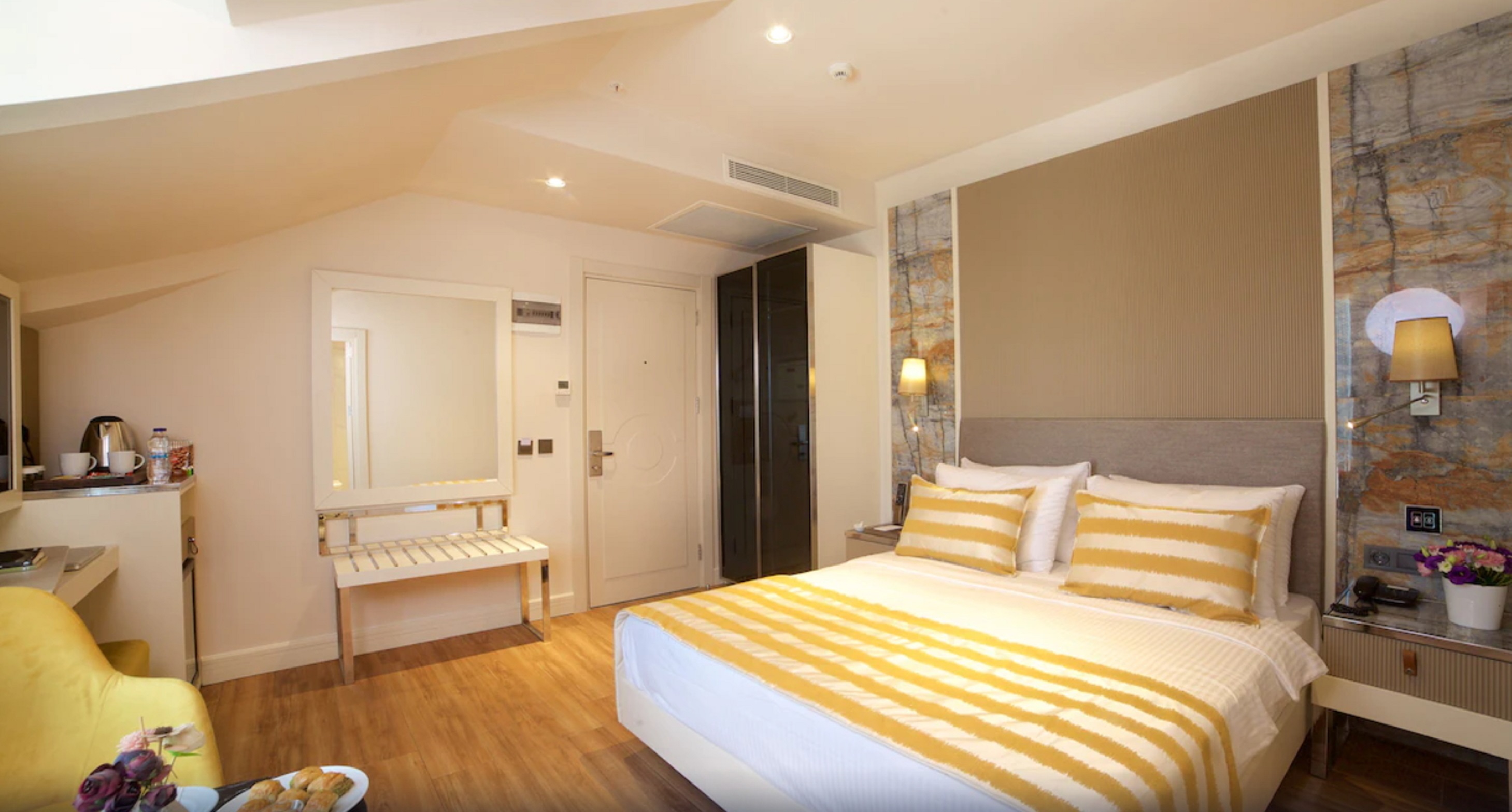 جناح جونيور، Icon Hotel Taksim 2/4