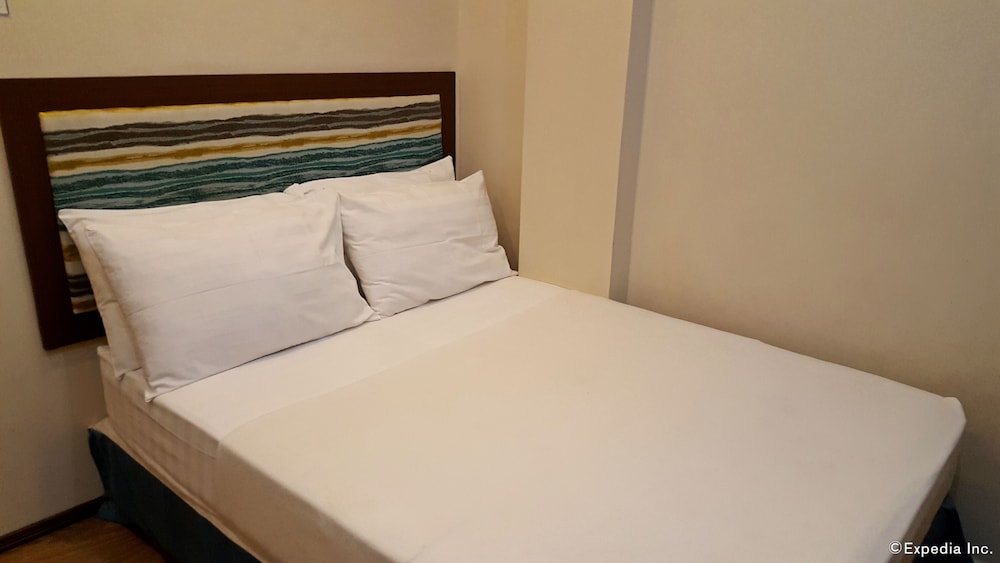 Golden Gate Suites 17/65