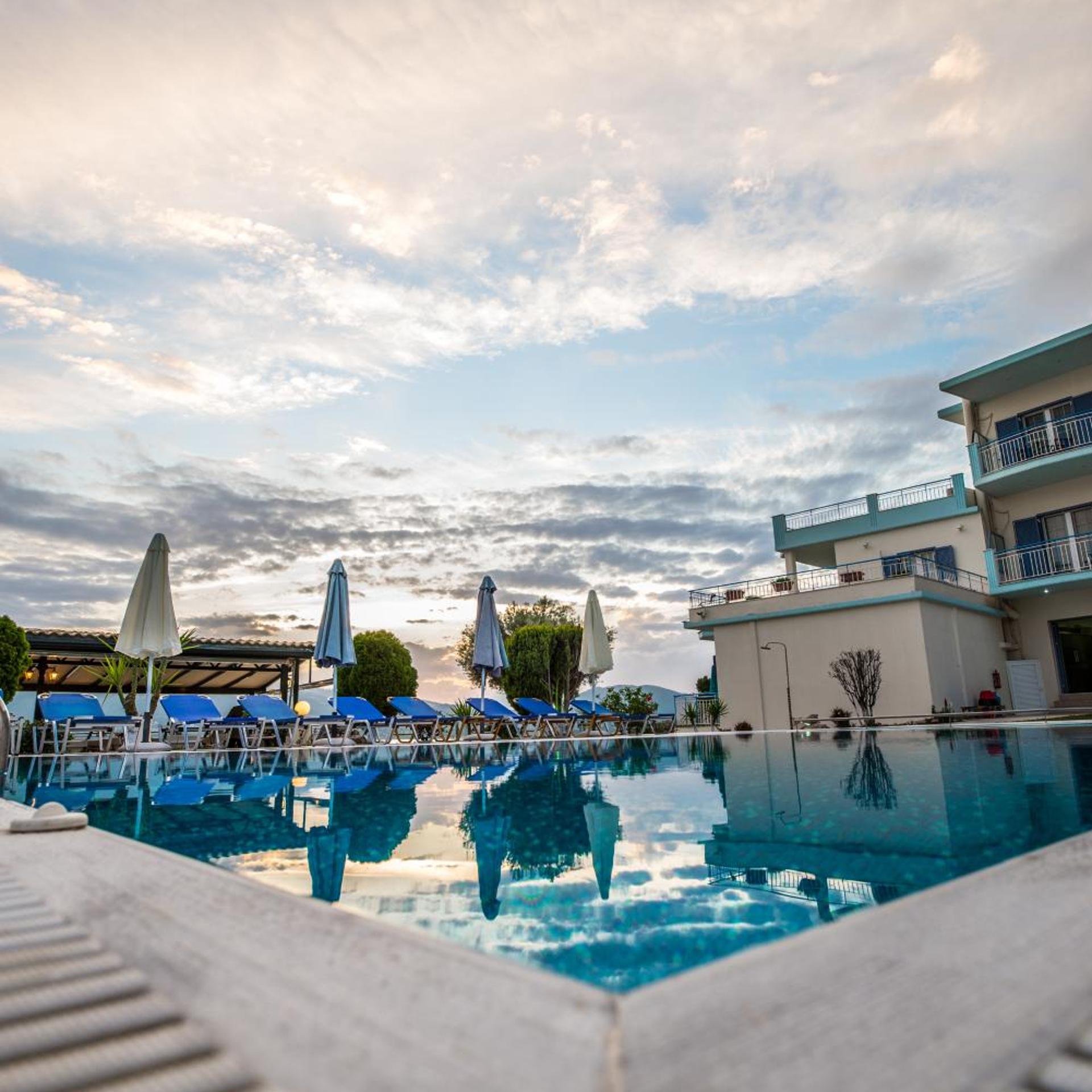 Cliff Bay Hotel 58/62