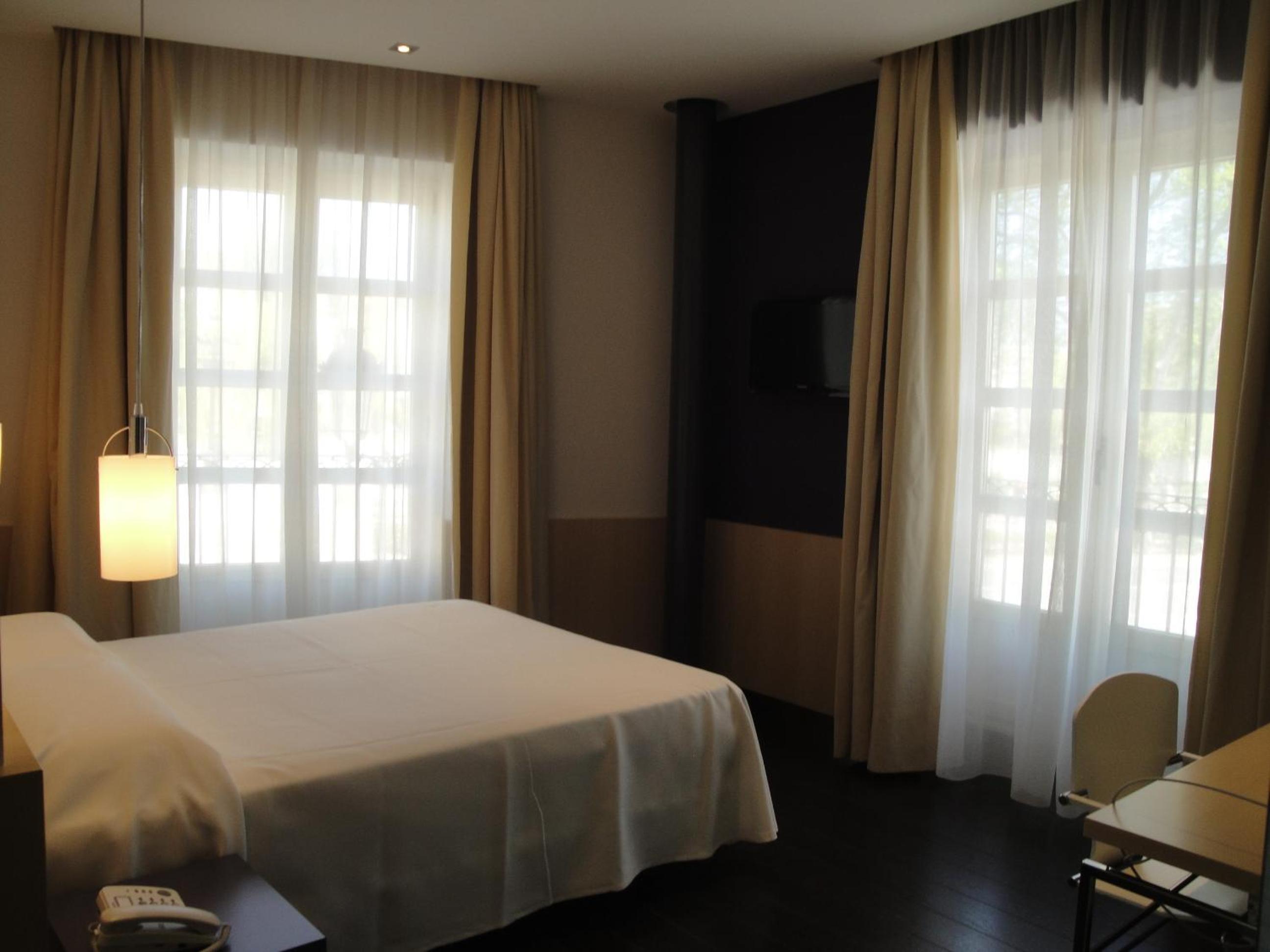 Room, Double or Twin Bed, with Extra Bed, with View