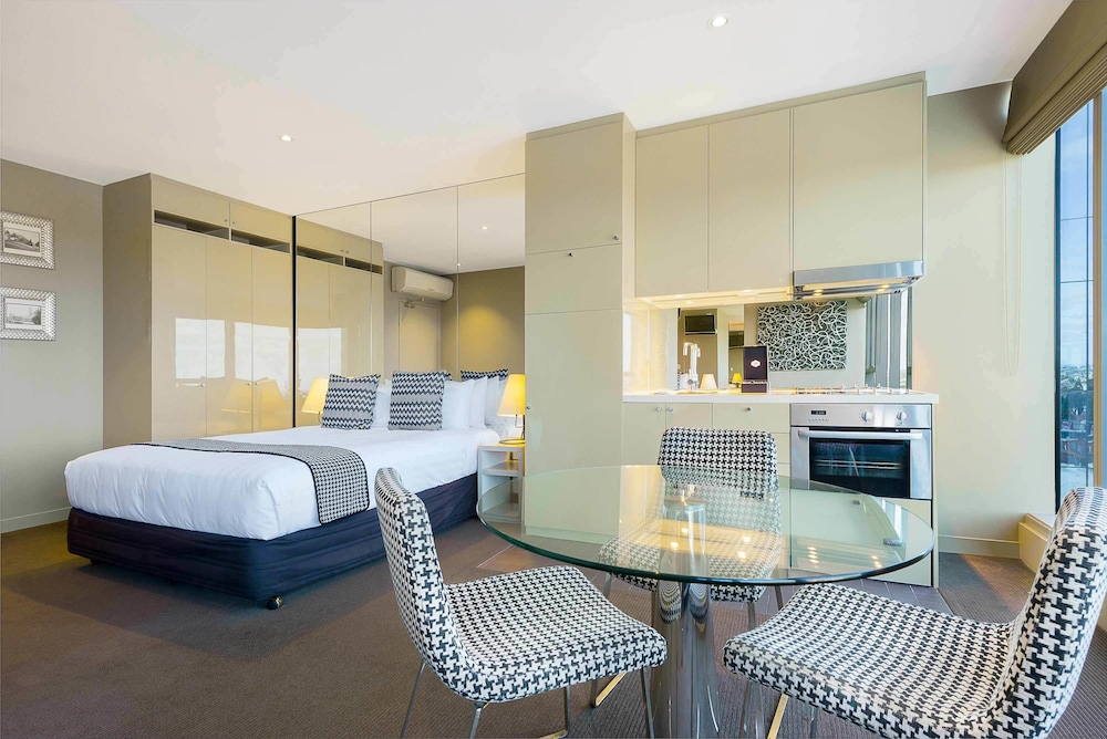 Novotel Melbourne Preston 20/94