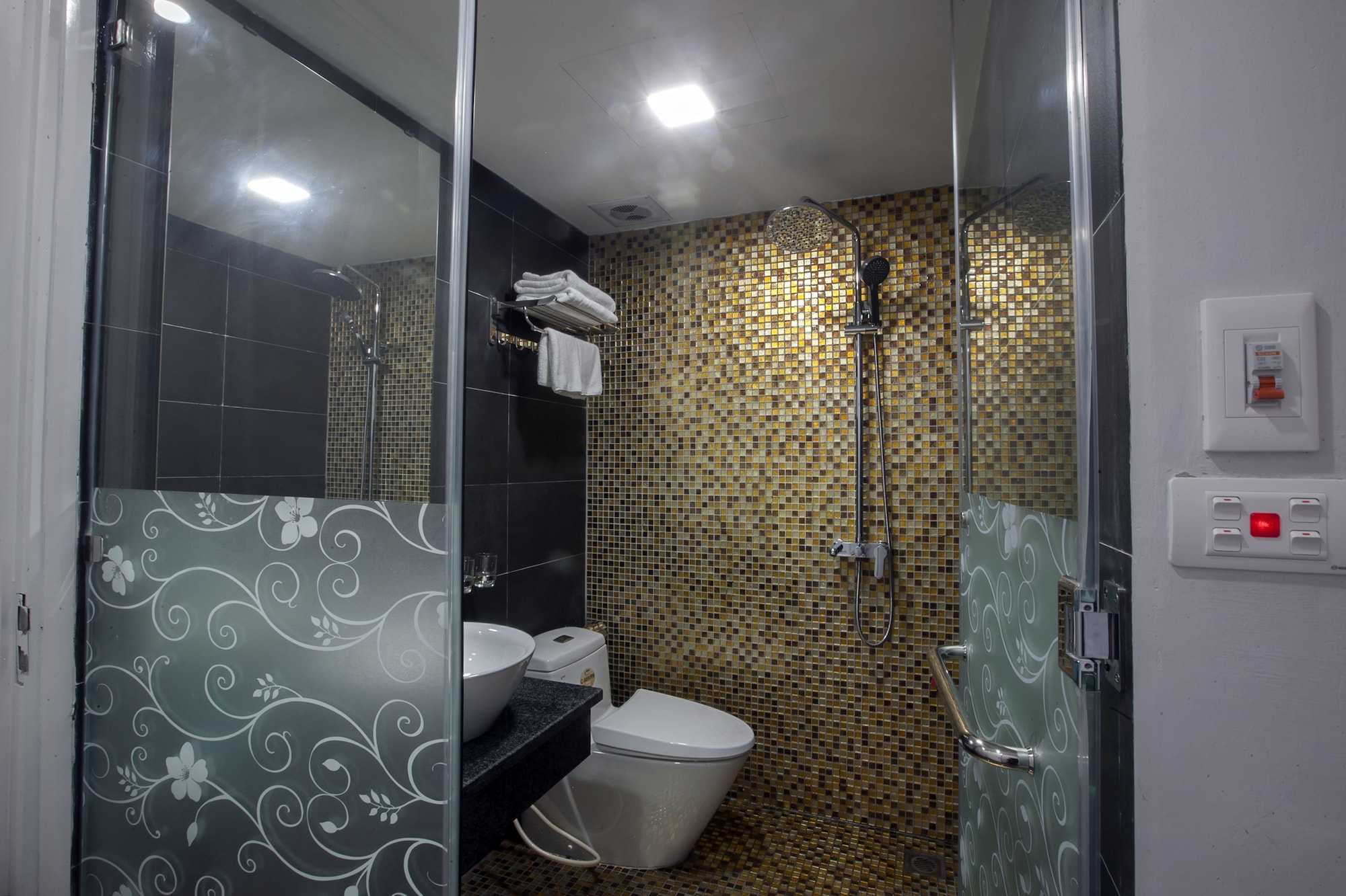 غرفة قياسية ثلاثية بسرير كوين وسرير فردي، Nam Long Hotel Ha Noi 2/2