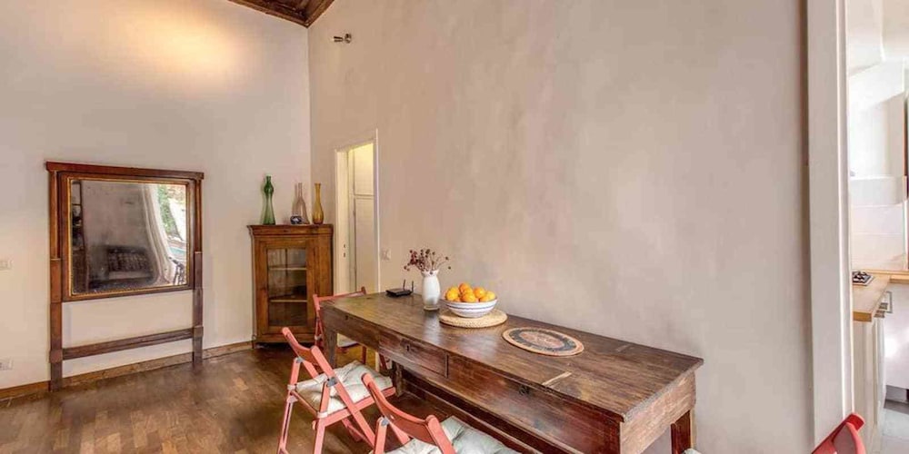 Passetto at Borgo Pio 20/25