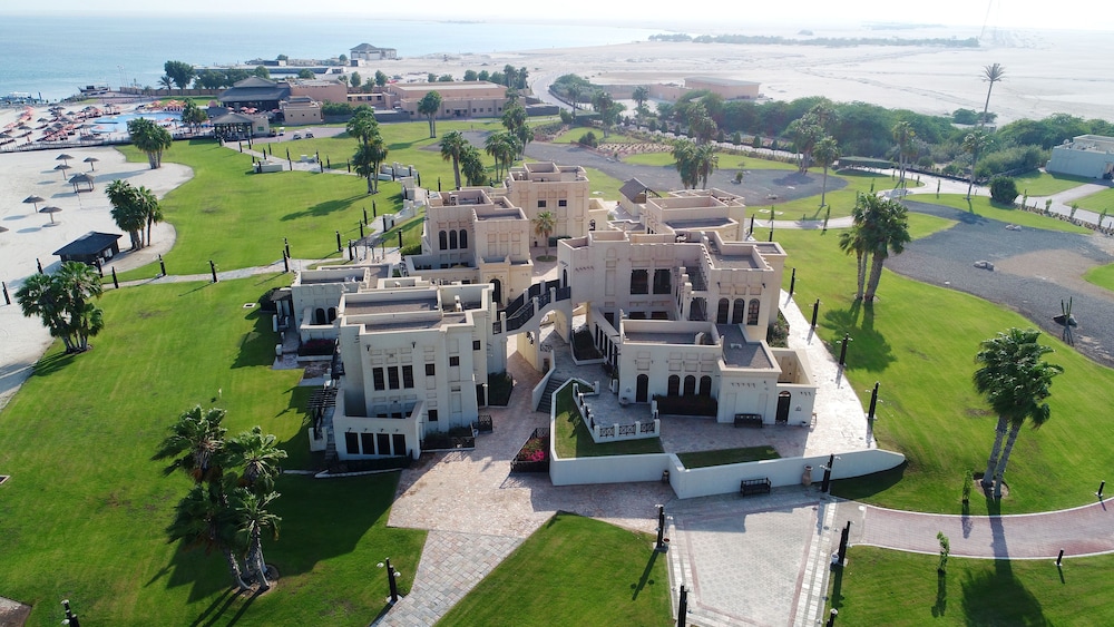 Al Maya Island & Resort 40/44