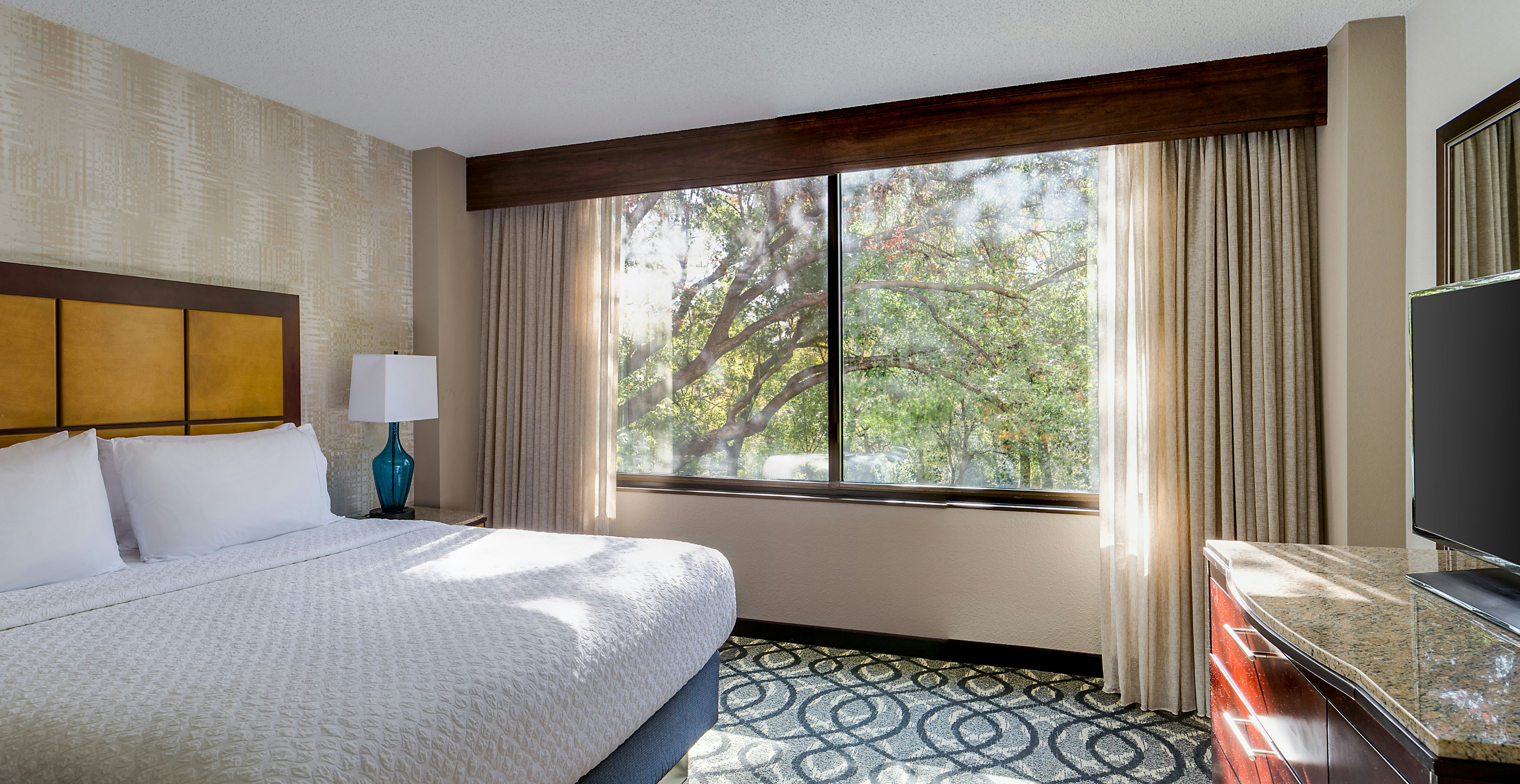 SUITE, KING BED, CORNER, ACCESSIBLE