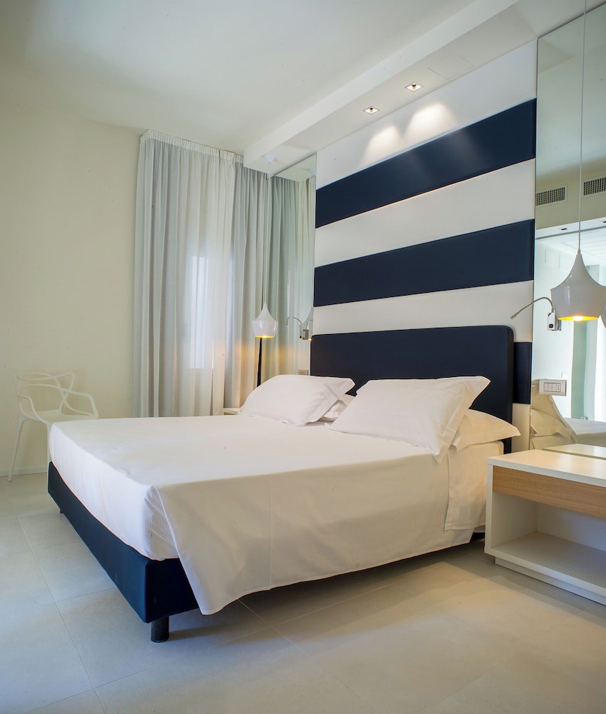 1 BEDROOM, SUITE