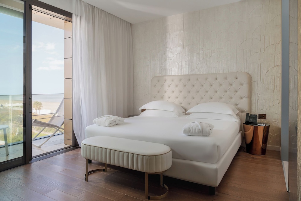 غرفة ديلوكس بسرير كينج بشرفة بإطلالة جزئية على البحر، The Promenade Luxury Wellness Hotel 3/9