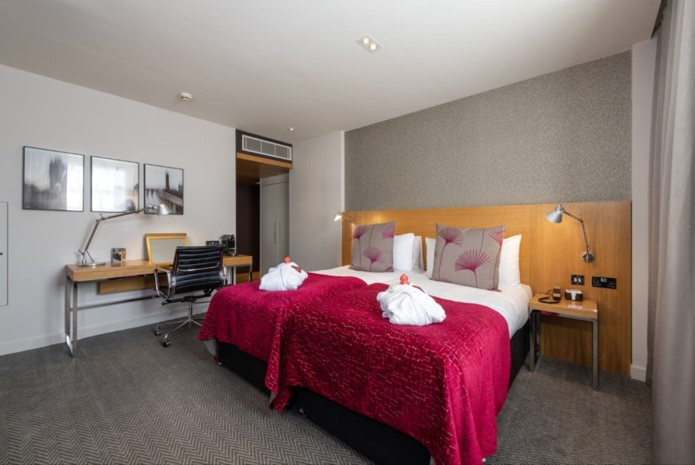 CITY, TWIN BEDS