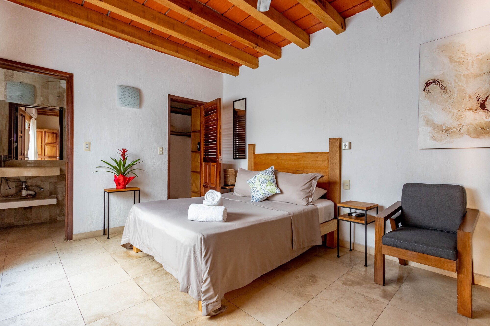 BASIC, SUITE, QUEEN BED, KITCHEN