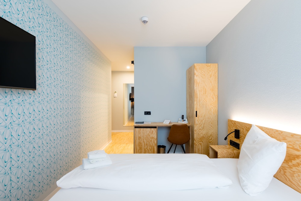 ROOM, SINGLE