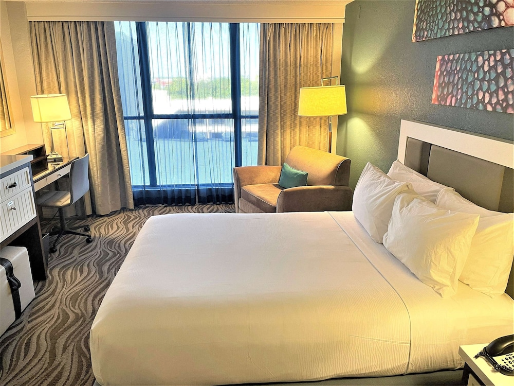 1 queen bed, step-in shower, non-smoking