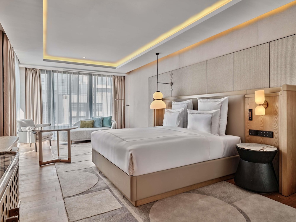 Swiss, Executive, King Bed