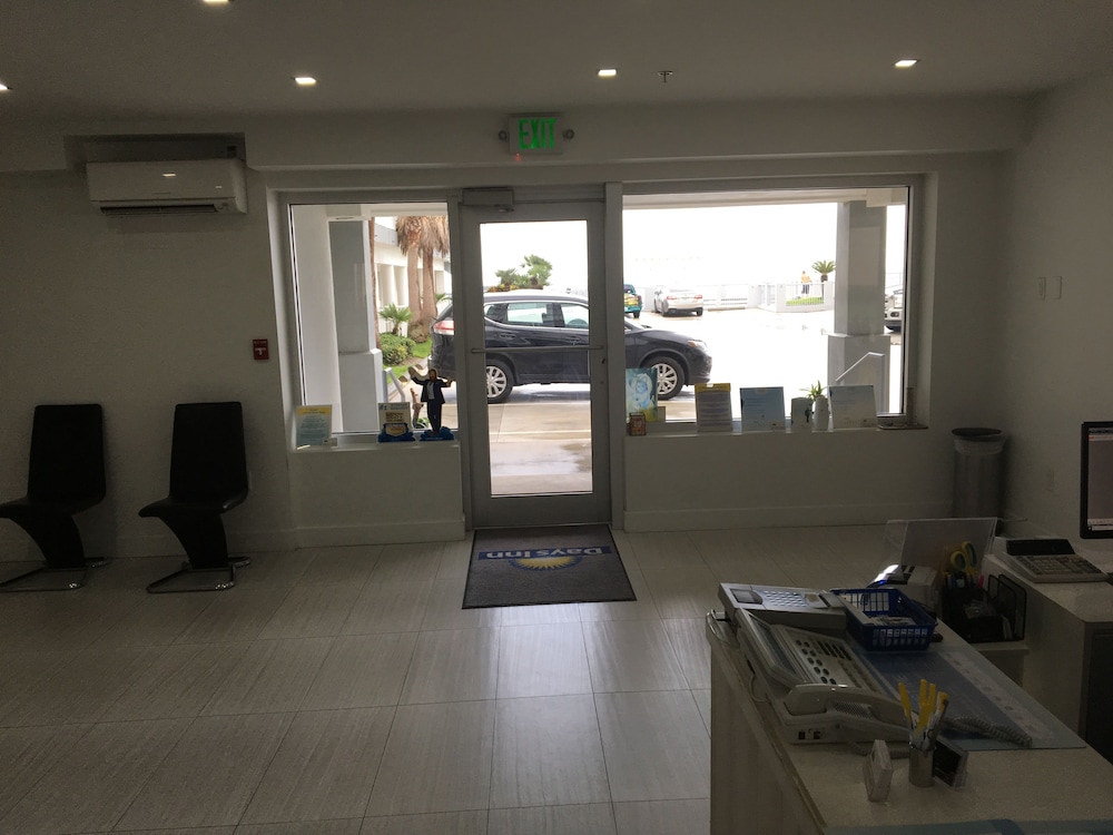 Arya Blu Inn and Suites (Ex Days Inn Ormond Beach Mainsail Oceanfront) 33/43