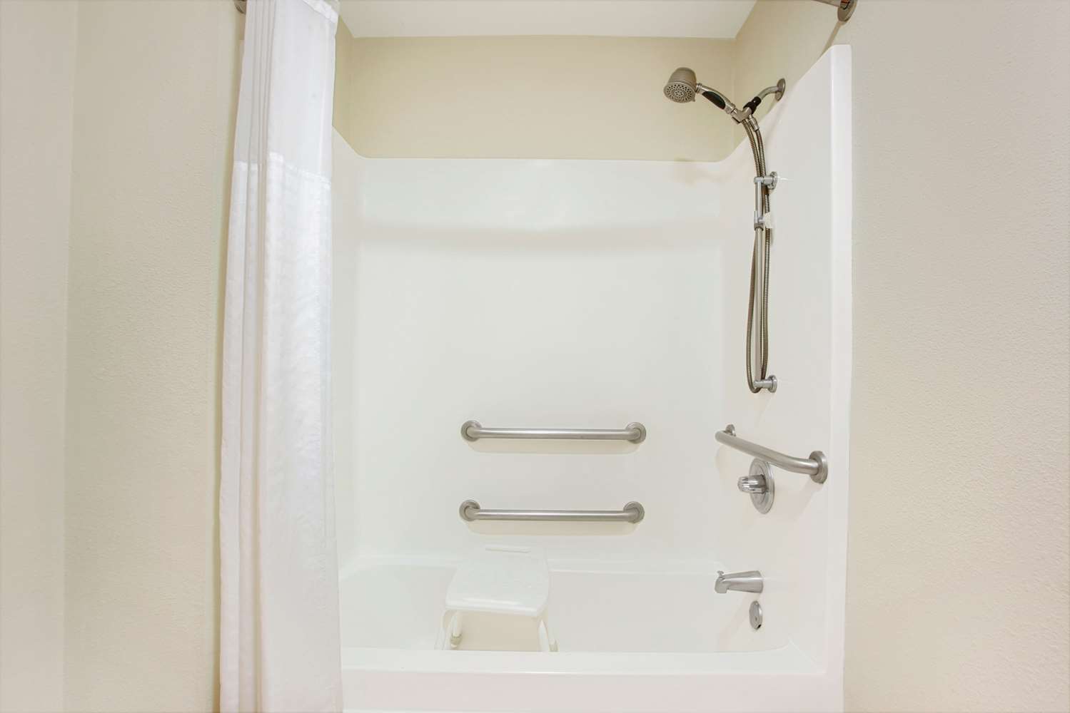 Days Inn Suites By Wyndham Ridgeland 32/32