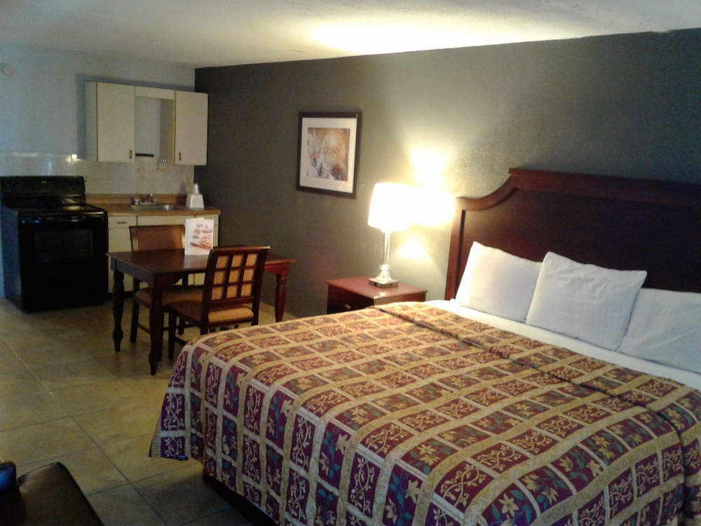 Express Inn & Suites - 5 Miles from St Petersburg Clearwater Airport 19/43