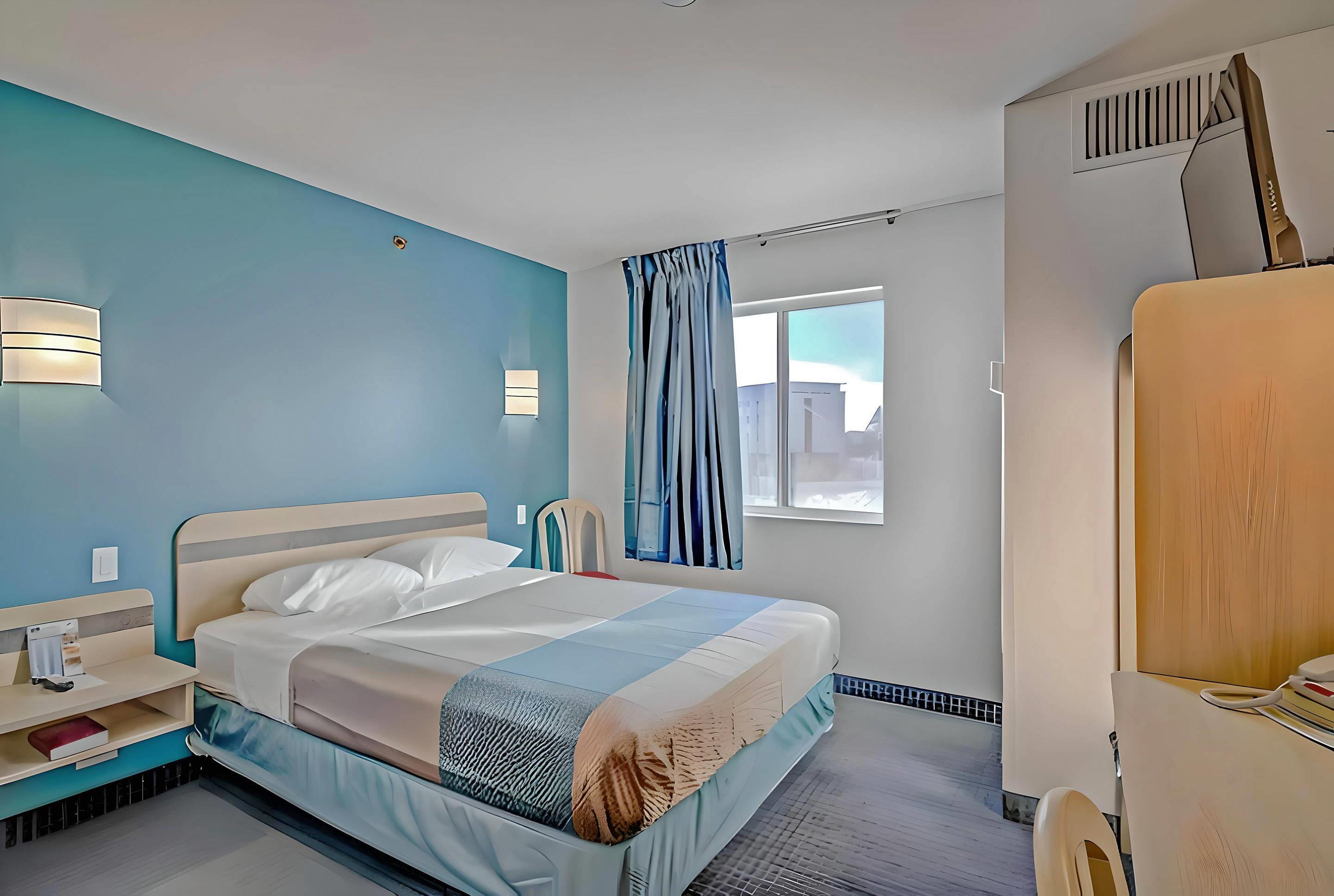 غرفة بسرير كوين، Econo Lodge Menomonie WI 2/5